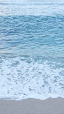 Sahile yakın bir yerde dikey bir deniz manzarası var. Kıyı sahili kıyılarına yakın çekim. Yavaş çekim