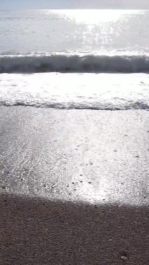 Sahile yakın bir yerde dikey bir deniz manzarası var. Kıyı sahili kıyılarına yakın çekim. Yavaş çekim