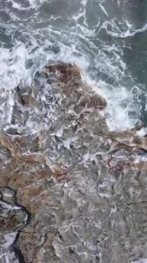 Sahile yakın bir yerde dikey bir deniz manzarası var. Kıyı sahili kıyılarına yakın çekim. Yavaş çekim