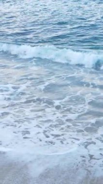 Sahile yakın bir yerde dikey bir deniz manzarası var. Kıyı sahili kıyılarına yakın çekim. Yavaş çekim