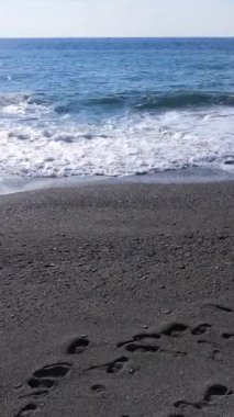 Sahile yakın bir yerde dikey bir deniz manzarası var. Kıyı sahili kıyılarına yakın çekim. Yavaş çekim