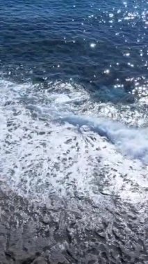 Sahile yakın bir yerde dikey bir deniz manzarası var. Kıyı sahili kıyılarına yakın çekim. Yavaş çekim