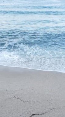 Sahile yakın bir yerde dikey bir deniz manzarası var. Kıyı sahili kıyılarına yakın çekim. Yavaş çekim