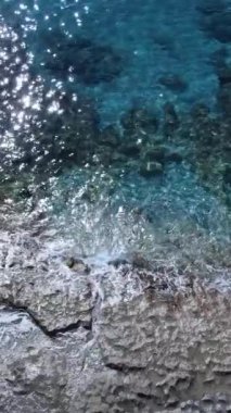 Sahile yakın bir yerde dikey bir deniz manzarası var. Kıyı sahili kıyılarına yakın çekim. Yavaş çekim