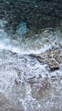 Sahile yakın bir yerde dikey bir deniz manzarası var. Kıyı sahili kıyılarına yakın çekim. Yavaş çekim