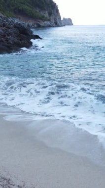 Sahile yakın bir yerde dikey bir deniz manzarası var. Kıyı sahili kıyılarına yakın çekim. Yavaş çekim