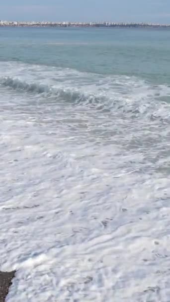 海岸近くの垂直方向のビデオ海-海岸沿いの海のクローズアップ。スローモーション — ストック動画