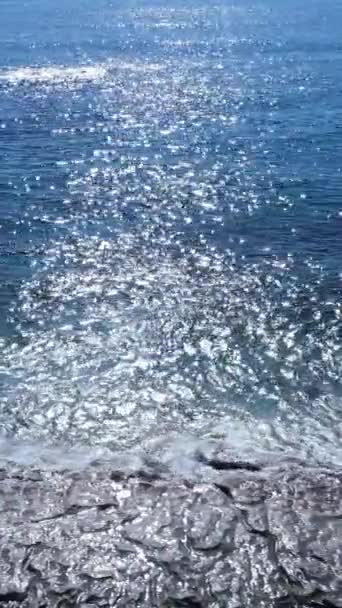 Pionowe morze wideo w pobliżu wybrzeża - zbliżenie przybrzeżnego krajobrazu morskiego. Zwolniony ruch — Wideo stockowe