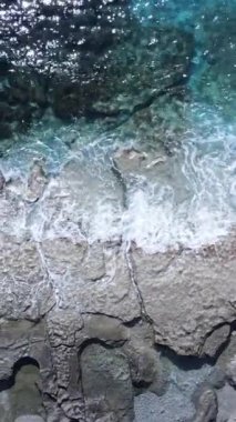 Sahile yakın bir yerde dikey bir deniz manzarası var. Kıyı sahili kıyılarına yakın çekim. Yavaş çekim