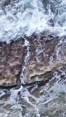 Sahile yakın bir yerde dikey bir deniz manzarası var. Kıyı sahili kıyılarına yakın çekim. Yavaş çekim