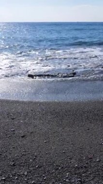 Sahile yakın bir yerde dikey bir deniz manzarası var. Kıyı sahili kıyılarına yakın çekim. Yavaş çekim