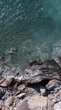 Sahile yakın bir yerde dikey bir deniz manzarası var. Kıyı sahili kıyılarına yakın çekim. Yavaş çekim