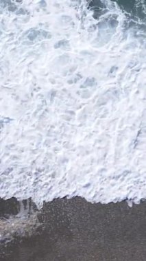 Sahile yakın bir yerde dikey bir deniz manzarası var. Kıyı sahili kıyılarına yakın çekim. Yavaş çekim