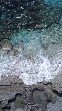 Sahile yakın bir yerde dikey bir deniz manzarası var. Kıyı sahili kıyılarına yakın çekim. Yavaş çekim