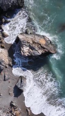 Sahile yakın bir yerde dikey bir deniz manzarası var. Kıyı sahili kıyılarına yakın çekim. Yavaş çekim