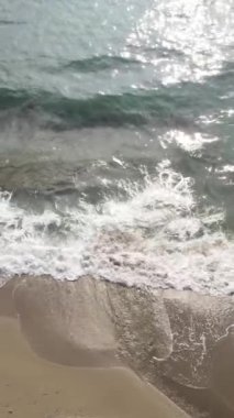 Sahile yakın bir yerde dikey bir deniz manzarası var. Kıyı sahili kıyılarına yakın çekim. Yavaş çekim