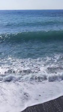 Sahile yakın bir yerde dikey bir deniz manzarası var. Kıyı sahili kıyılarına yakın çekim. Yavaş çekim