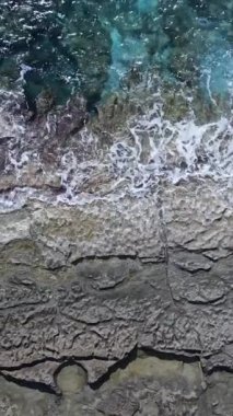 Sahile yakın bir yerde dikey bir deniz manzarası var. Kıyı sahili kıyılarına yakın çekim. Yavaş çekim