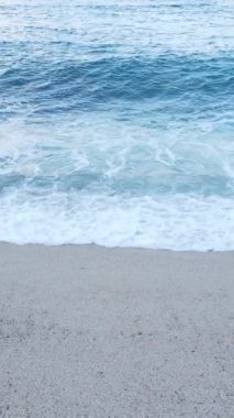 Sahile yakın bir yerde dikey bir deniz manzarası var. Kıyı sahili kıyılarına yakın çekim. Yavaş çekim