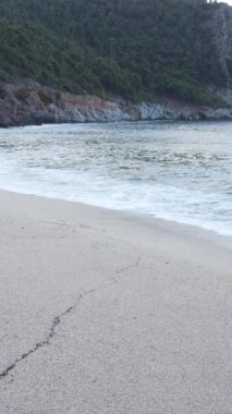 Sahile yakın bir yerde dikey bir deniz manzarası var. Kıyı sahili kıyılarına yakın çekim. Yavaş çekim