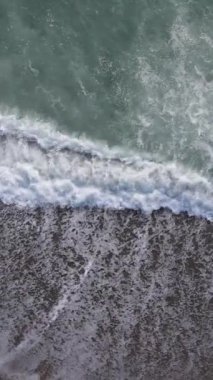 Sahile yakın bir yerde dikey bir deniz manzarası var. Kıyı sahili kıyılarına yakın çekim. Yavaş çekim