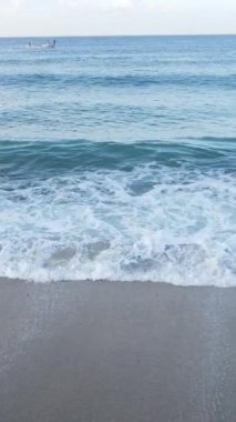 Sahile yakın bir yerde dikey bir deniz manzarası var. Kıyı sahili kıyılarına yakın çekim. Yavaş çekim