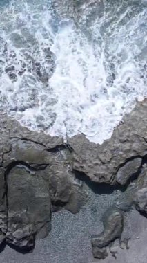 Sahile yakın bir yerde dikey bir deniz manzarası var. Kıyı sahili kıyılarına yakın çekim. Yavaş çekim