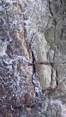 Sahile yakın bir yerde dikey bir deniz manzarası var. Kıyı sahili kıyılarına yakın çekim. Yavaş çekim