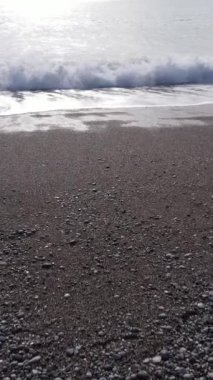 Sahile yakın bir yerde dikey bir deniz manzarası var. Kıyı sahili kıyılarına yakın çekim. Yavaş çekim