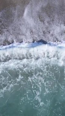 Sahile yakın bir yerde dikey bir deniz manzarası var. Kıyı sahili kıyılarına yakın çekim. Yavaş çekim