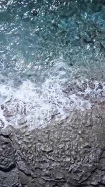 Sahile yakın bir yerde dikey bir deniz manzarası var. Kıyı sahili kıyılarına yakın çekim. Yavaş çekim