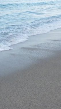 Sahile yakın bir yerde dikey bir deniz manzarası var. Kıyı sahili kıyılarına yakın çekim. Yavaş çekim