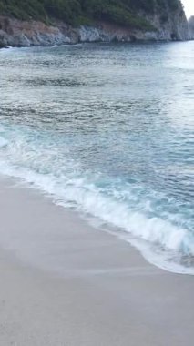 Sahile yakın bir yerde dikey bir deniz manzarası var. Kıyı sahili kıyılarına yakın çekim. Yavaş çekim