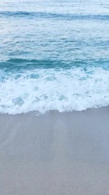 Sahile yakın bir yerde dikey bir deniz manzarası var. Kıyı sahili kıyılarına yakın çekim. Yavaş çekim