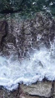 Sahile yakın bir yerde dikey bir deniz manzarası var. Kıyı sahili kıyılarına yakın çekim. Yavaş çekim