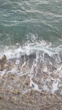 Sahile yakın bir yerde dikey bir deniz manzarası var. Kıyı sahili kıyılarına yakın çekim. Yavaş çekim