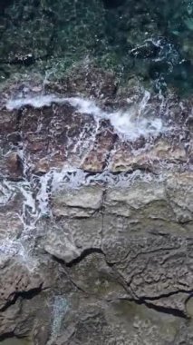 Sahile yakın bir yerde dikey bir deniz manzarası var. Kıyı sahili kıyılarına yakın çekim. Yavaş çekim