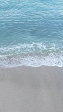 Sahile yakın bir yerde dikey bir deniz manzarası var. Kıyı sahili kıyılarına yakın çekim. Yavaş çekim