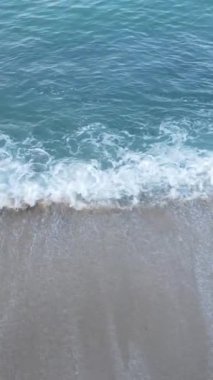 Sahile yakın bir yerde dikey bir deniz manzarası var. Kıyı sahili kıyılarına yakın çekim. Yavaş çekim