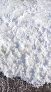 Sahile yakın bir yerde dikey bir deniz manzarası var. Kıyı sahili kıyılarına yakın çekim. Yavaş çekim