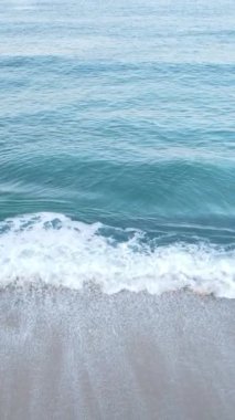 Sahile yakın bir yerde dikey bir deniz manzarası var. Kıyı sahili kıyılarına yakın çekim. Yavaş çekim