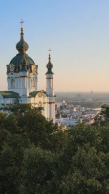 Sabahleyin St. Andrews Kilisesi 'nde. Kyiv, Ukrayna. Dikey video