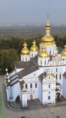 Kyiv, Ukrayna: Aziz Michaels Altın Kubbe Manastırı. Dikey video