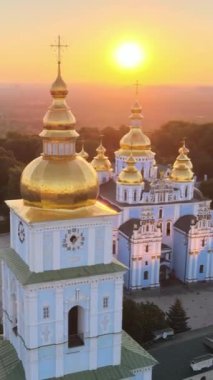 Sabah St. Michaels Altın Kubbe Manastırı. Kyiv, Ukrayna. Dikey video