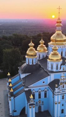 Sabah St. Michaels Altın Kubbe Manastırı. Kyiv, Ukrayna. Dikey video