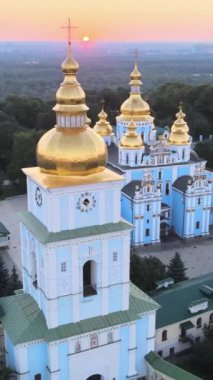 Sabah St. Michaels Altın Kubbe Manastırı. Kyiv, Ukrayna. Dikey video