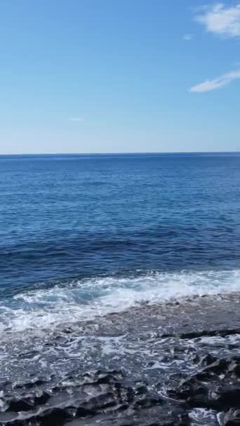 El vídeo vertical de mar cerca de la costa - el primer plano del paisaje marino costero. Movimiento lento — Vídeo de stock