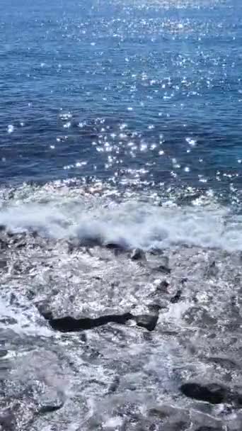 El vídeo vertical de mar cerca de la costa - el primer plano del paisaje marino costero. Movimiento lento — Vídeo de stock