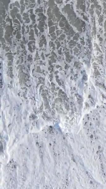 Vertikální video moře u pobřeží - detailní záběr na pobřežní pláň. Zpomalený pohyb — Stock video