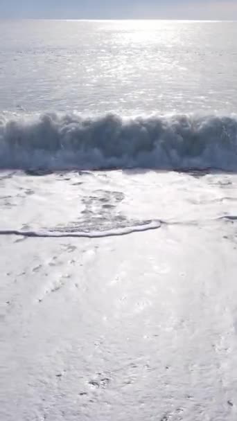 海岸近くの垂直方向のビデオ海-海岸沿いの海のクローズアップ。スローモーション — ストック動画